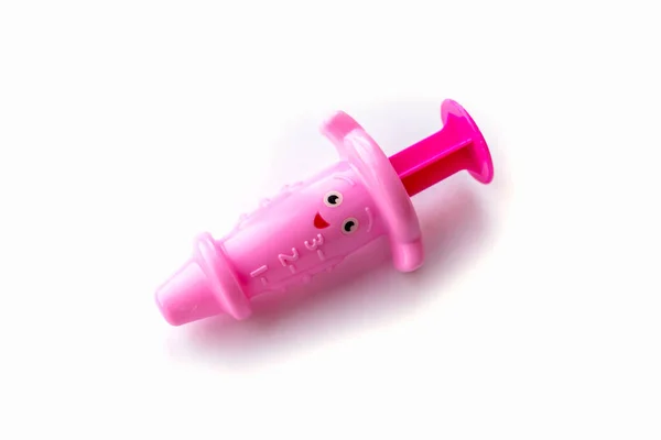 白い背景に子供のおもちゃの注射器ピンクの隔離されたオブジェクト — ストック写真
