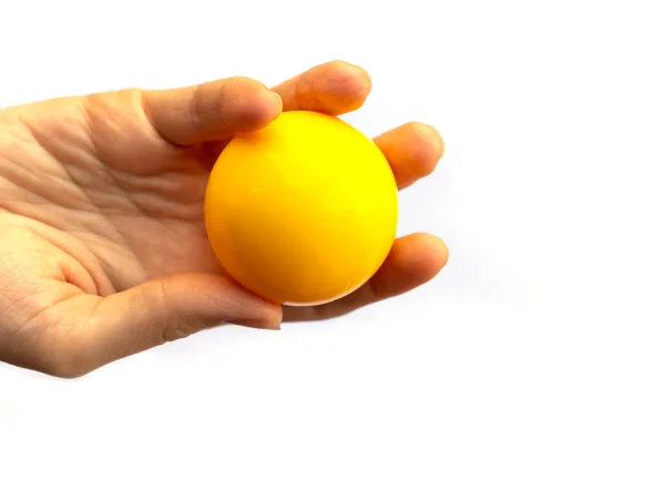 Beyaz Arka Planda Izole Edilmiş Sarı Plastik Topu Tutan Kadın — Stok fotoğraf