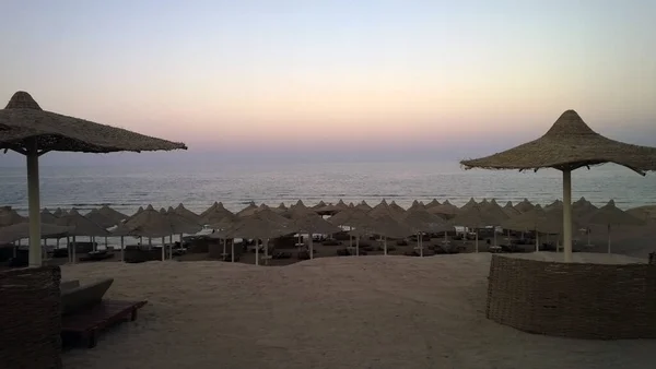 Spiaggia Con Ombrelloni Sullo Sfondo Del Tramonto Egitto — Foto Stock