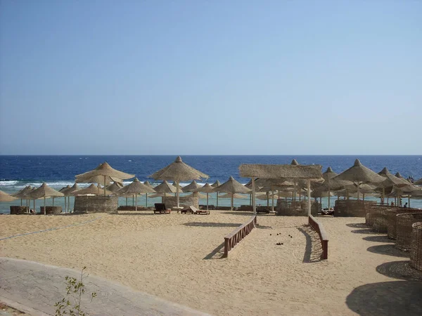Pláž Egyptském Letovisku Při Odlivu Horami Pozadí — Stock fotografie