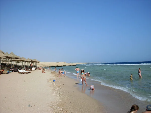 Stranden Egyptisk Resort Vid Lågvatten Med Berg Bakgrunden — Stockfoto