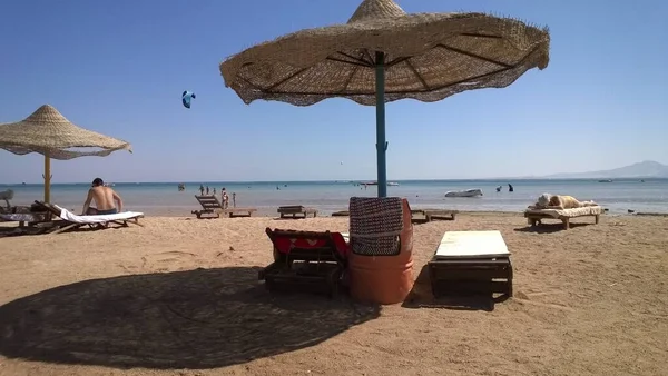 Stranden Egyptisk Resort Vid Lågvatten Med Berg Bakgrunden — Stockfoto