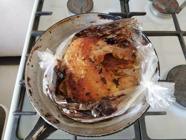 パッケージとフライパンで焼いた鶏の足 — ストック写真