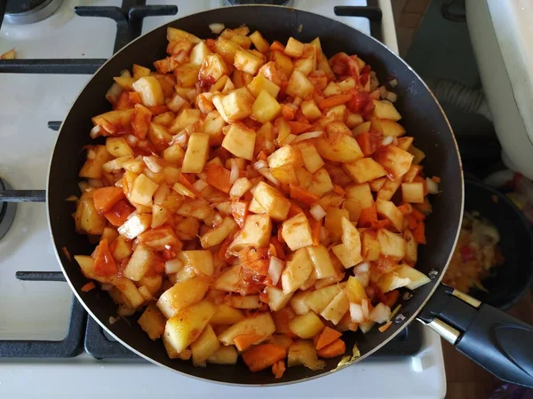 野菜ズッキーニ ニンジン 鍋にトマトペーストシチューと玉ねぎ — ストック写真