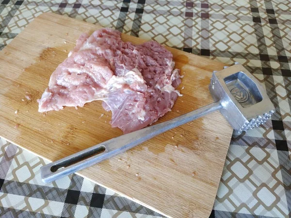 Carne Crua Bifes Com Martelo — Fotografia de Stock