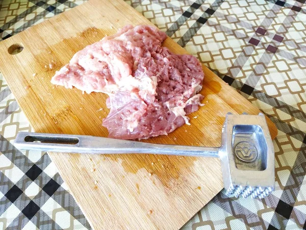 Rauw Vlees Voor Steaks Met Een Hamer — Stockfoto