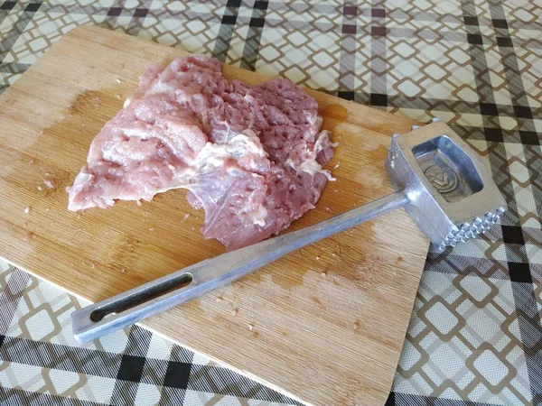 Carne Crua Bifes Com Martelo — Fotografia de Stock