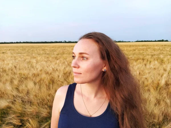 Beautiful Girl Background Wheat Field Looks Distance — Stock Photo, Image