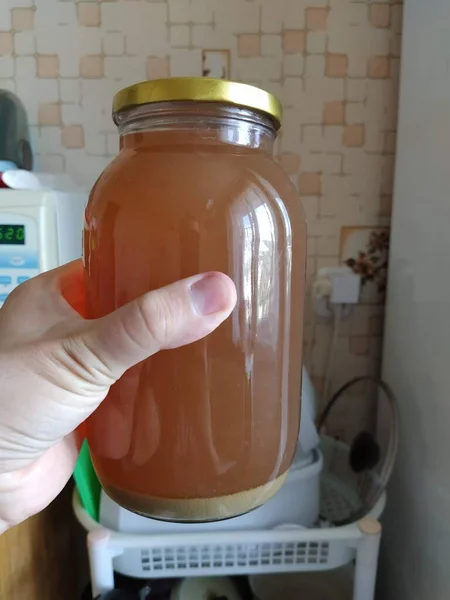 Mão Homem Segura Frasco Vinho Caseiro — Fotografia de Stock