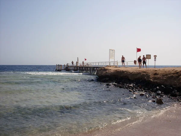 Vågor Till Havs Och Röd Flagg Badvakt Stranden — Stockfoto