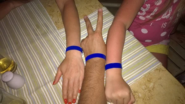 Bracelets Hôtel Sur Les Mains Sur Lequel Une Place Pour — Photo