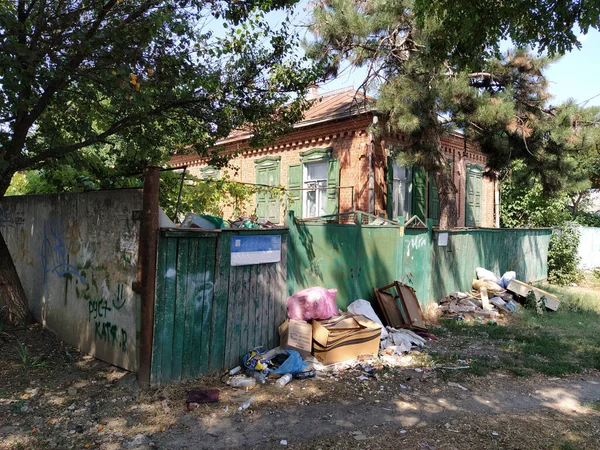Verlaten Huis Bezaaid Met Afval — Stockfoto