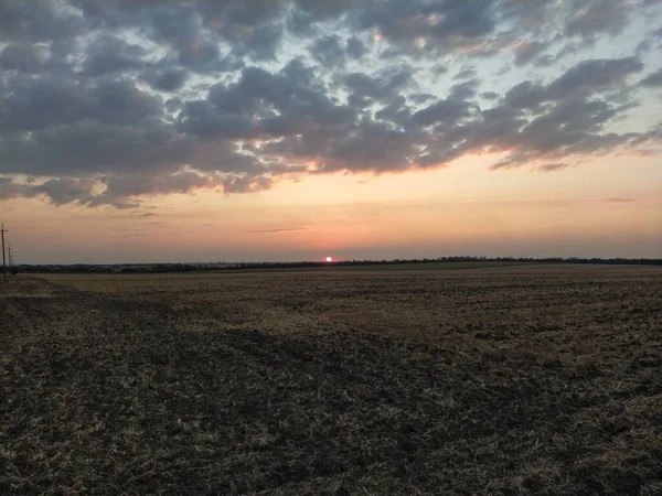 Puesta Sol Con Campos Postes Eléctricos Nubes — Foto de Stock