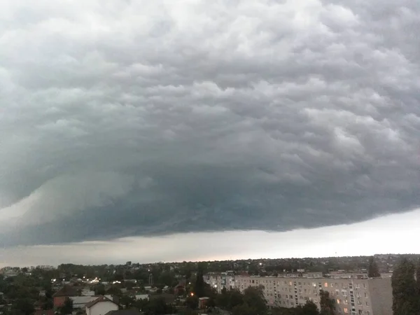 Nubes Tormenta Oscura Sobre Ciudad —  Fotos de Stock