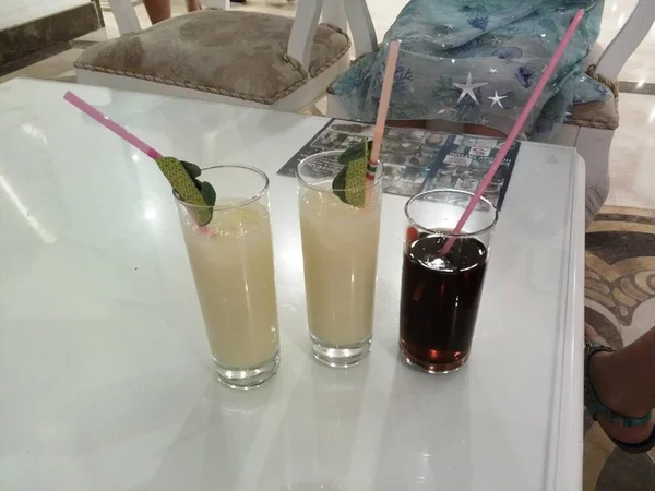 Tre Cocktail Sono Sul Tavolo — Foto Stock