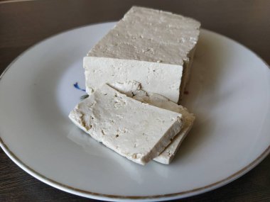 Tabakta tofu peyniri parçaları