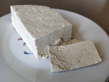 Tabakta tofu peyniri parçaları