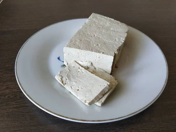 Egy Darab Tofu Sajt Egy Tányéron — Stock Fotó