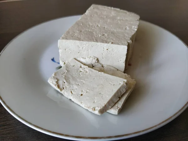 Egy Darab Tofu Sajt Egy Tányéron — Stock Fotó