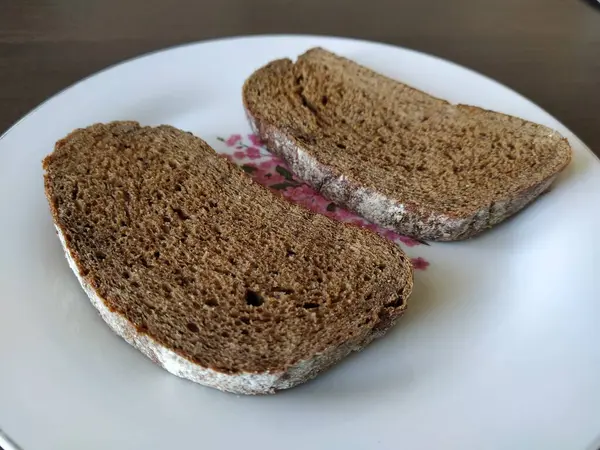 Zwei Stück Schwarzbrot Auf Einem Teller — Stockfoto