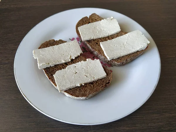 Zwei Schwarzbrot Sandwiches Mit Tofu Käse — Stockfoto