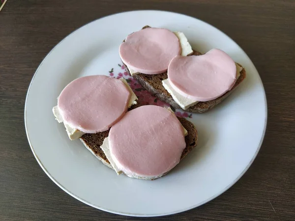 Zwei Schwarzbrot Sandwiches Mit Käse Und Wurst — Stockfoto