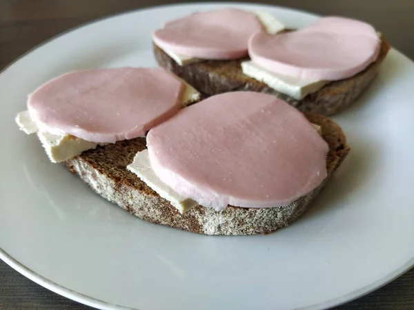 Zwei Schwarzbrot Sandwiches Mit Käse Und Wurst — Stockfoto