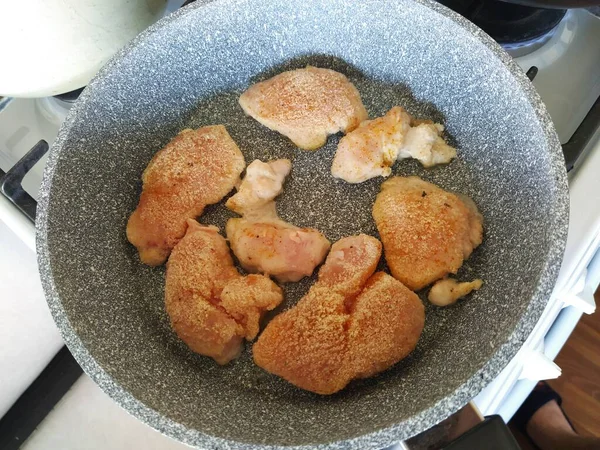 Tavada Kızartılmış Tavuk Parçaları Var — Stok fotoğraf