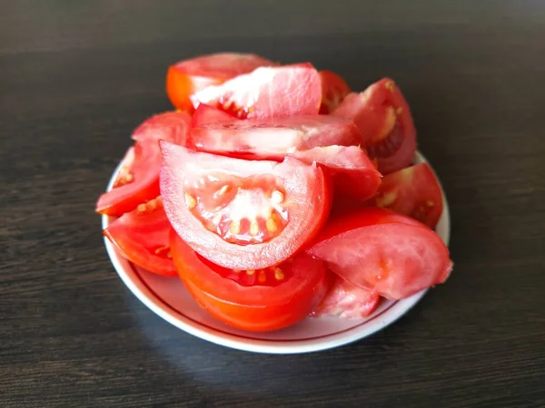 Płyta Posiekanych Soczystych Pomidorów — Zdjęcie stockowe
