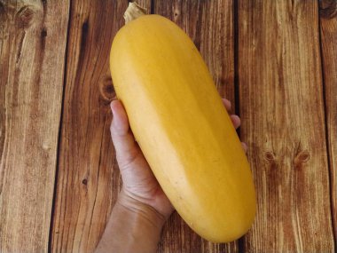 Ahşap bir arka planda olgun kabak.