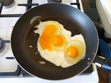 Tavada kızartılmış üç yumurtadan omlet.