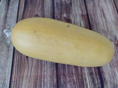 Ahşap bir arka planda olgun kabak.