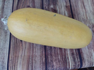 Ahşap bir arka planda olgun kabak.