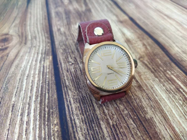 Mechanische Armbanduhr Auf Holztischhintergrund — Stockfoto