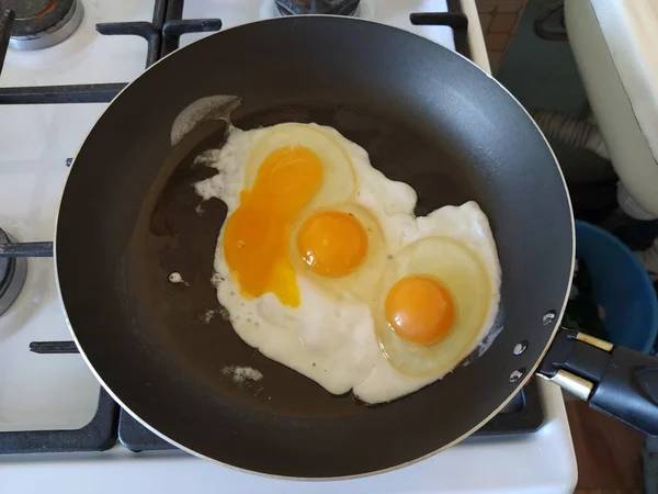 Rührei Aus Drei Der Pfanne Gebratenen Eiern — Stockfoto