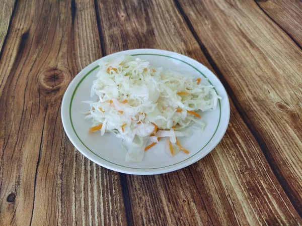 Sauerkraut Plato Sobre Una Mesa Madera —  Fotos de Stock