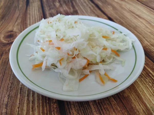 Sauerkraut Plato Sobre Una Mesa Madera —  Fotos de Stock