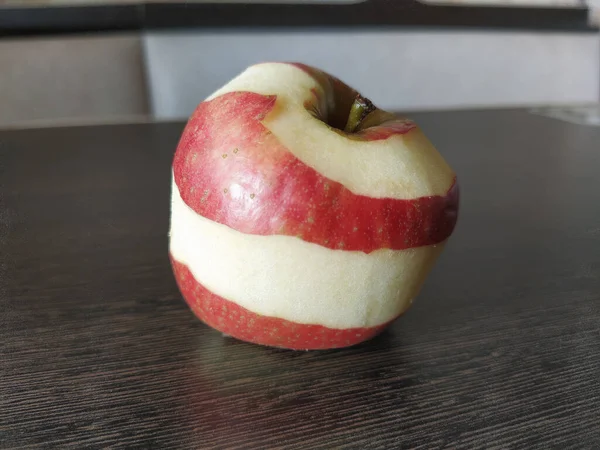 Μισό Αποφλοιωμένο Κόκκινο Μήλο Στο Τραπέζι — Φωτογραφία Αρχείου