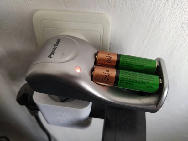 Batterierna Laddas Laddaren — Stockfoto