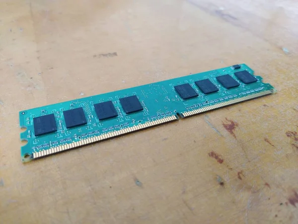 Jednozielony Moduł Pamięci Ram Komputera Drewnianym Biurku — Zdjęcie stockowe