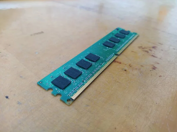 Module Ram Ordinateur Vert Unique Sur Bureau Bois — Photo