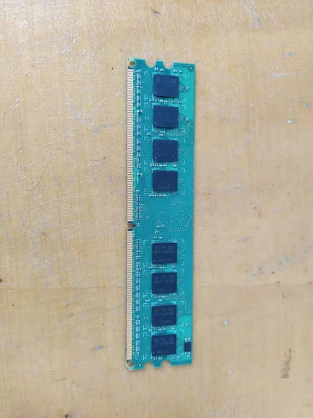 Jednozielony Moduł Pamięci Ram Komputera Drewnianym Biurku — Zdjęcie stockowe