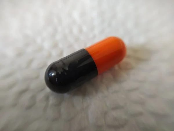 Czarno Pomarańczowe Tabletki Białej Serwetce Zbliżenie — Zdjęcie stockowe