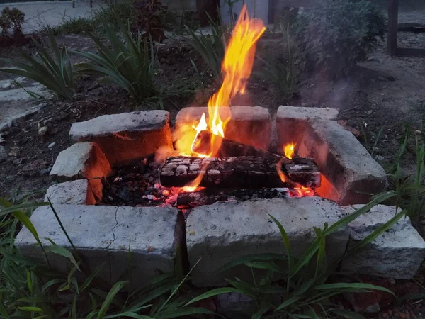 Fogo Uma Lareira Pedra Noite — Fotografia de Stock