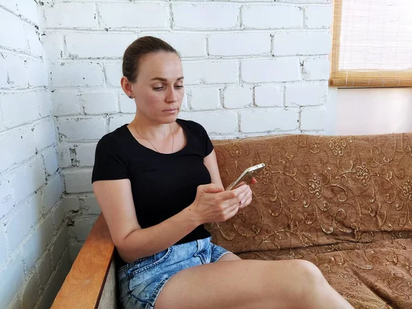 Femme Millénaire Est Assis Sur Canapé Utilisant Téléphone Avec Une — Photo