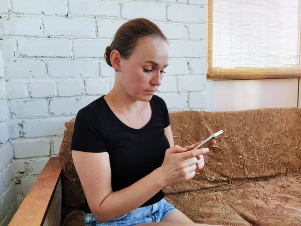 Femme Millénaire Est Assis Sur Canapé Utilisant Téléphone Avec Une — Photo