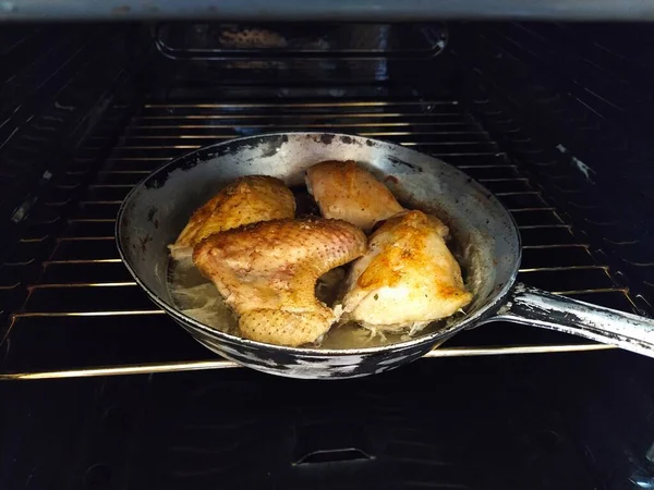 Potongan Ayam Dipanggang Dalam Oven — Stok Foto