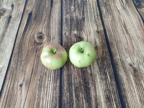 Δύο Μήλα Ξύλινο Τραπέζι — Φωτογραφία Αρχείου