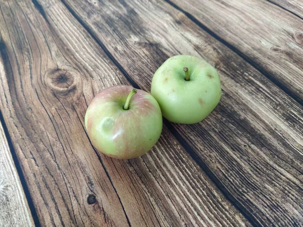 Dvě Jablka Dřevěném Stole — Stock fotografie