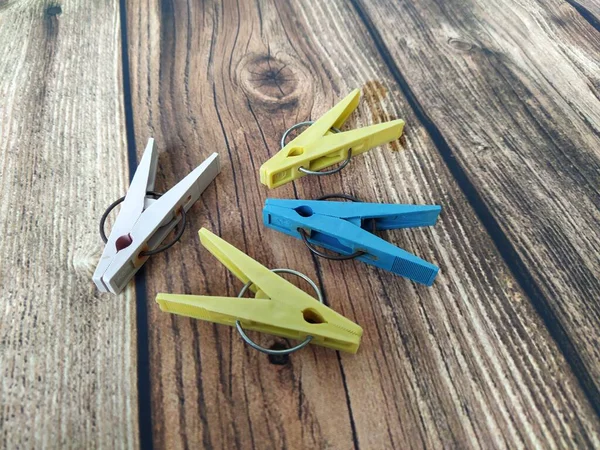 Multicolored Clothespins Uma Mesa Madeira — Fotografia de Stock